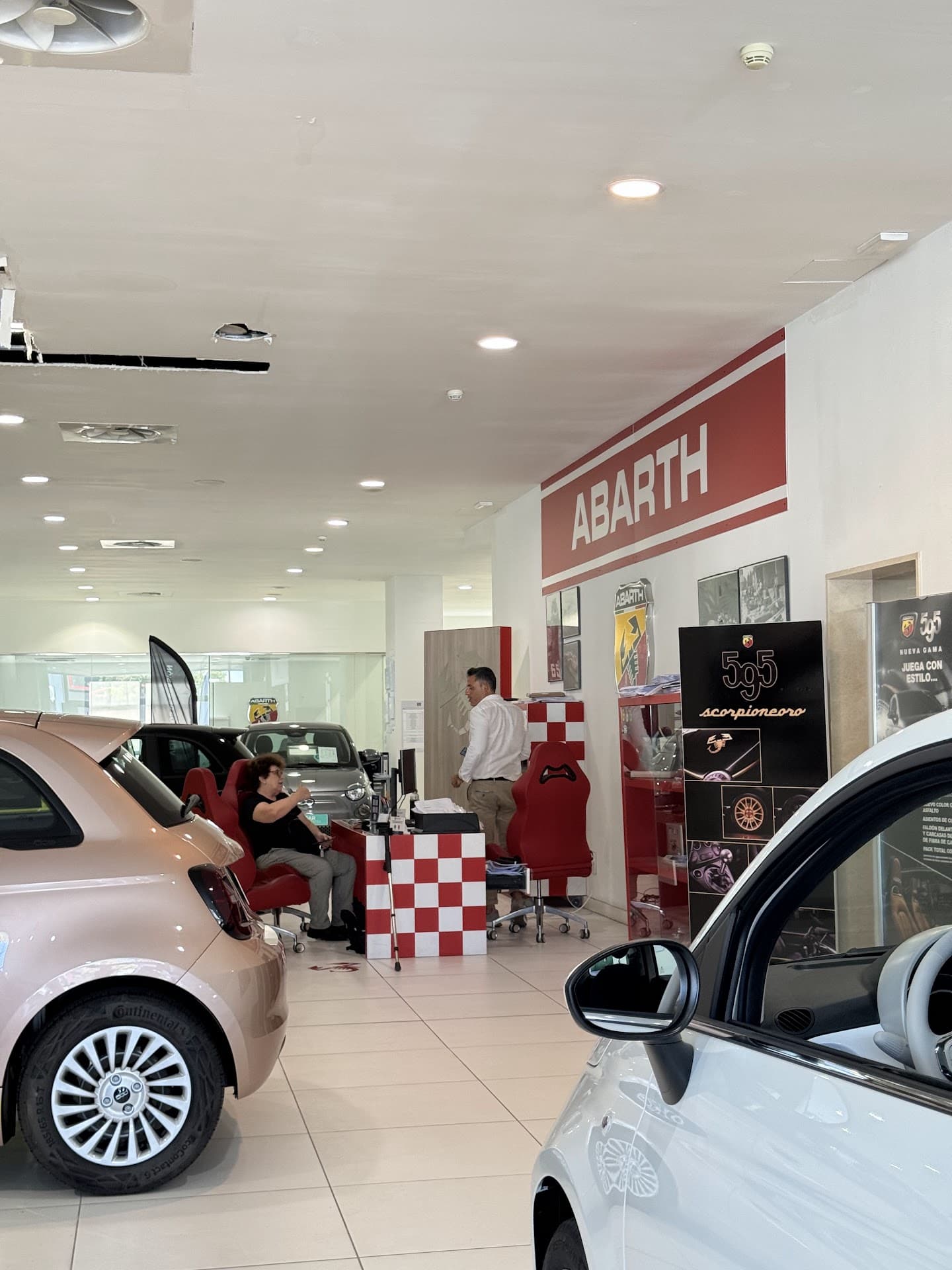 Rincón del showroom dedicado a Abarth