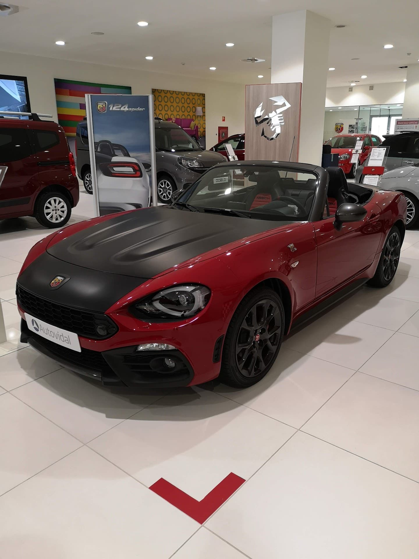 Fiat 124 Spider expuesto en el showroom