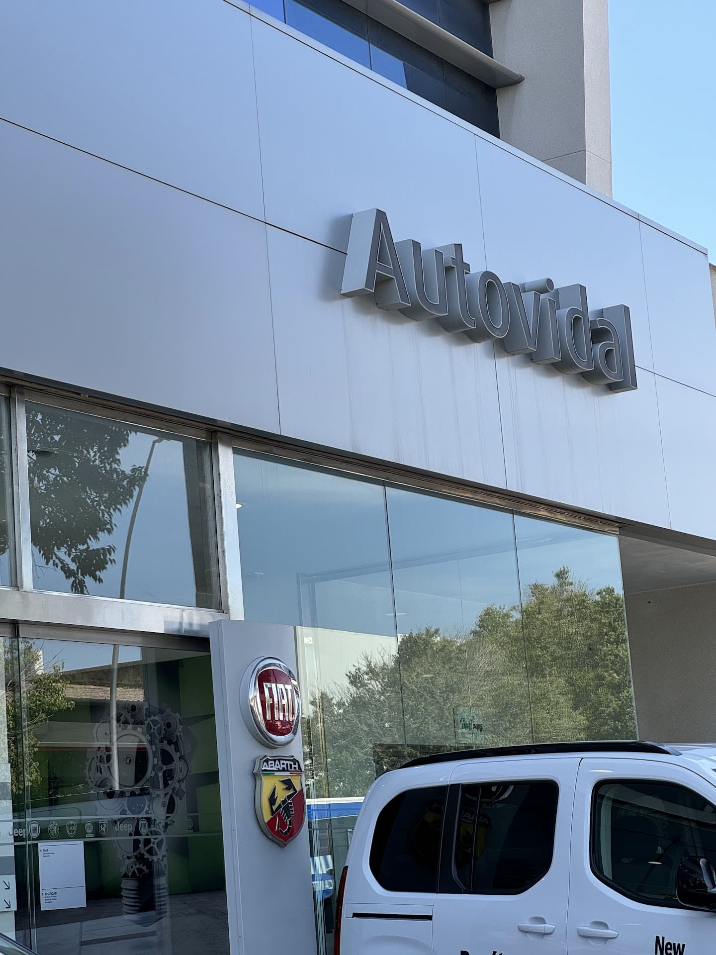 Cartel exterior del concesionario Autovidal