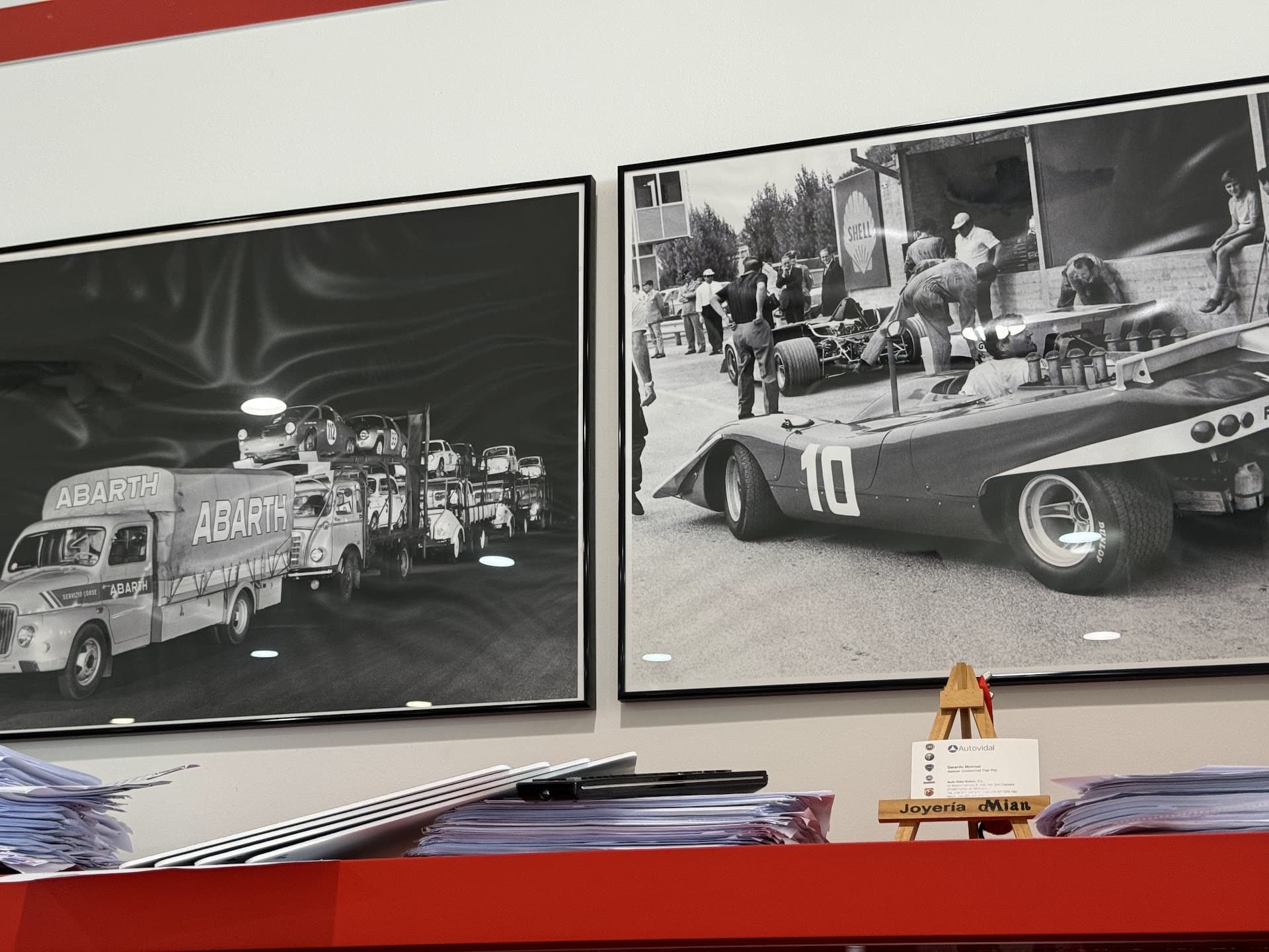 Pared del showroom con fotografías históricas de automovilismo